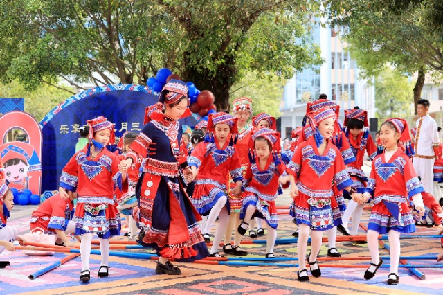 圖4：4月9日，在廣西柳州市融安縣實(shí)驗(yàn)小學(xué)校園，一名老師帶著學(xué)生跳竹竿舞。（譚凱興 攝）.JPG