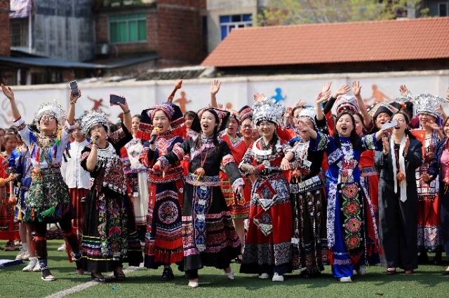 圖1：4月9日，在廣西柳州市融安縣實(shí)驗(yàn)小學(xué)校園，師生們?cè)谶M(jìn)行山歌對(duì)唱。（譚凱興 攝）.JPG